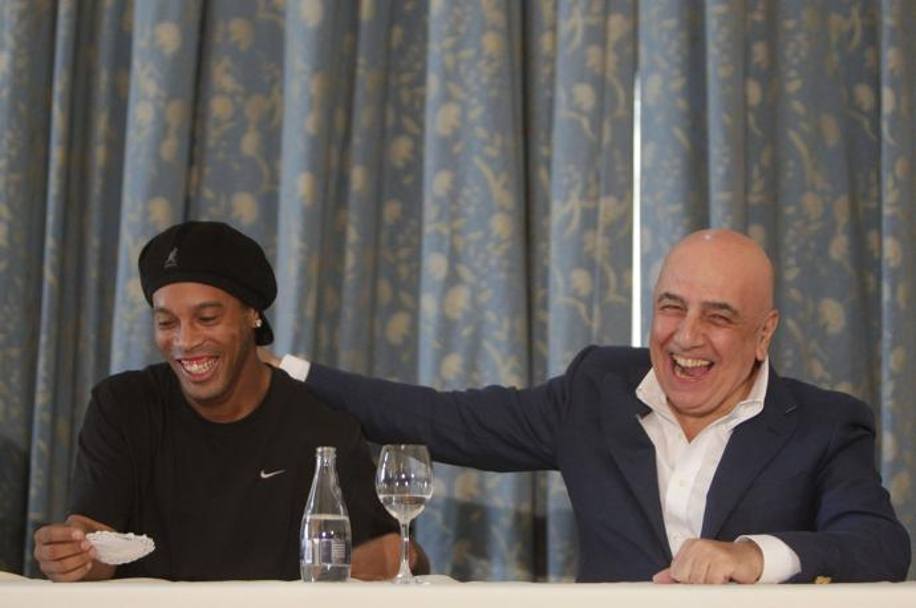 Ecco Adriano Galliani con Ronaldinho, uno dei suoi ultimi grandi colpi